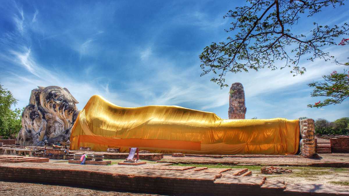 Ayutthaya Wat Lokayasutharam – Thailand